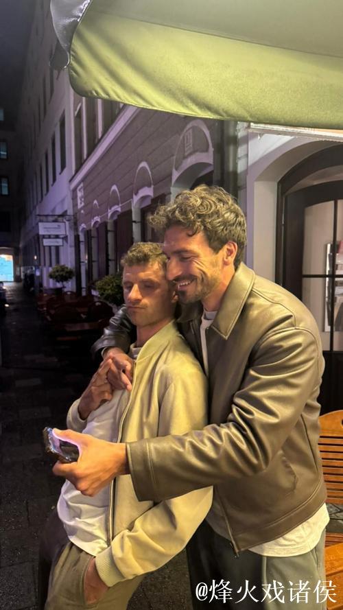 穆勒社媒晒与弟弟合影:圣诞快乐 穆勒社媒晒与弟弟合影:圣诞快乐